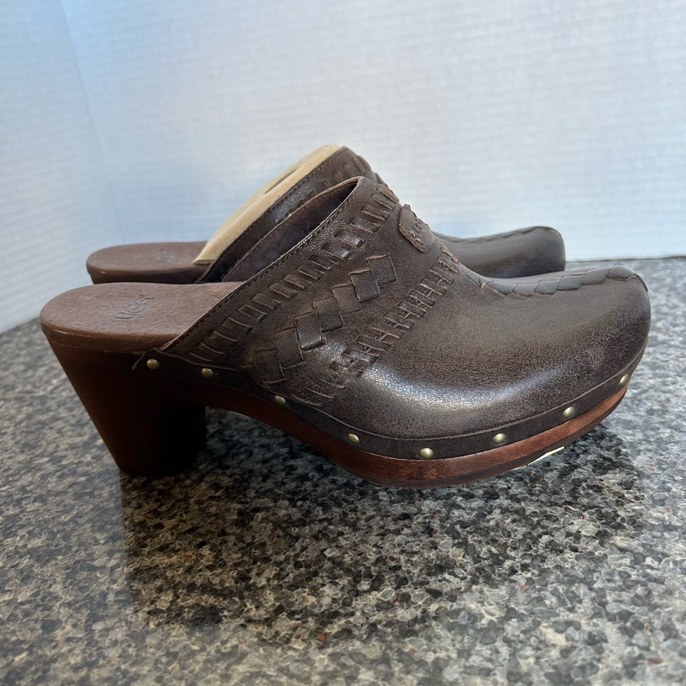 New women’s UGG clogs